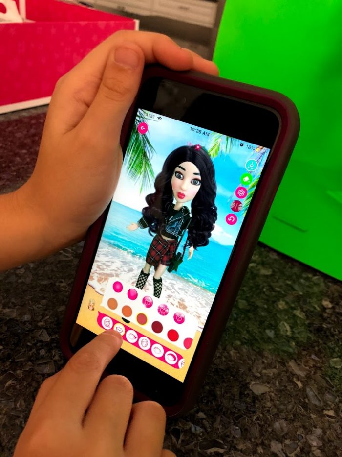  This unrivaled ability to pose and interact with the dolls and the seamless meshing of the physical and digital worlds of play is what's going to make #SNAPSTAR the most talked-about toy launch of the year.