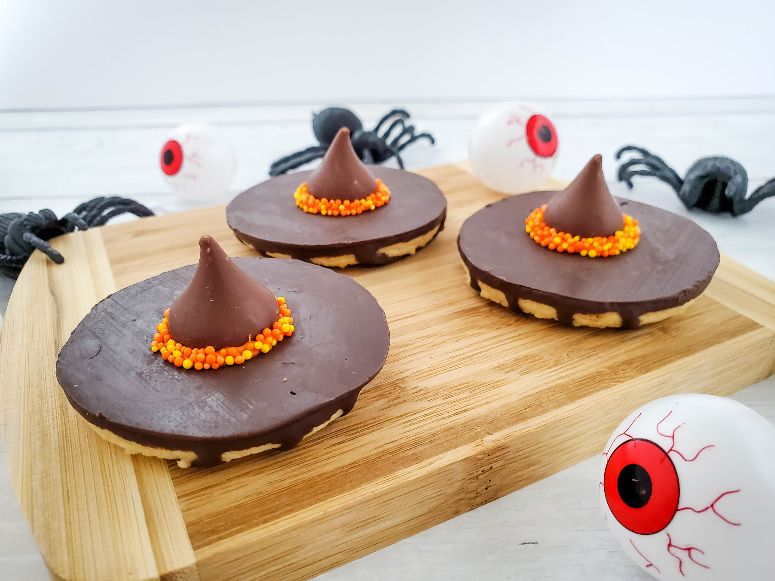 Easy DIY Witch's Hat Cookies with Eyeballs and Spiders